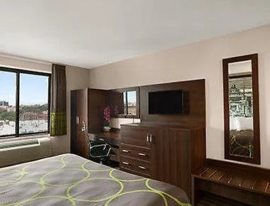 **  Super 8 Bronx Hotell New York USA